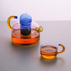 Glas-Teeset mit kontrastierenden Farben