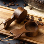 Holz-Kaffeeportionierer mit ergonomischem Griff