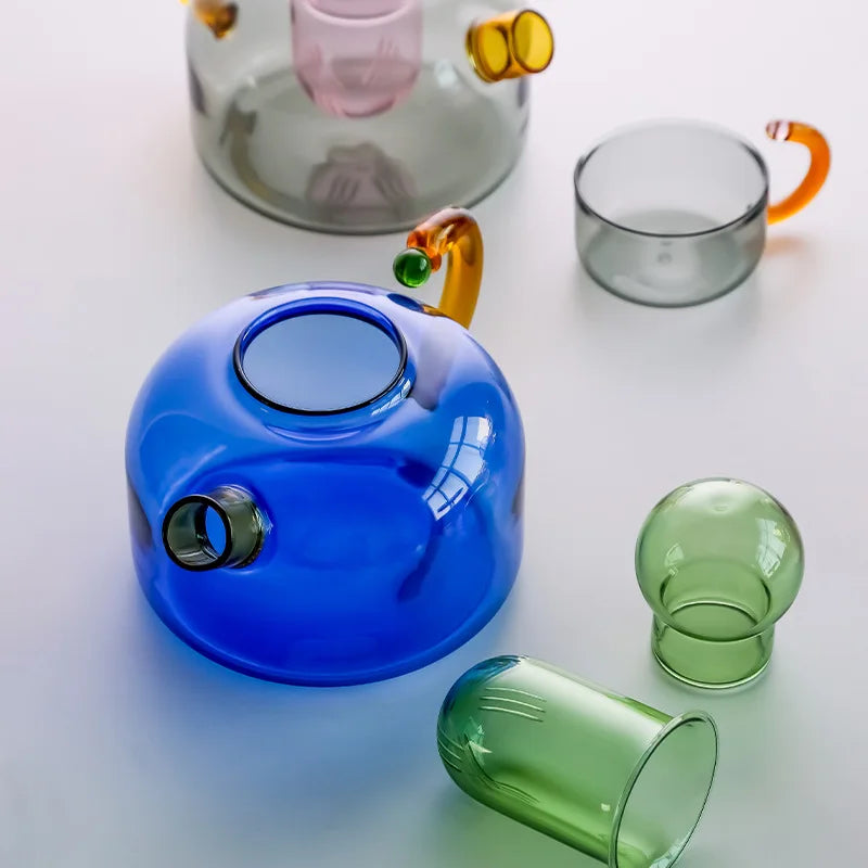 Glas-Teeset mit kontrastierenden Farben