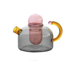 Glas-Teeset mit kontrastierenden Farben