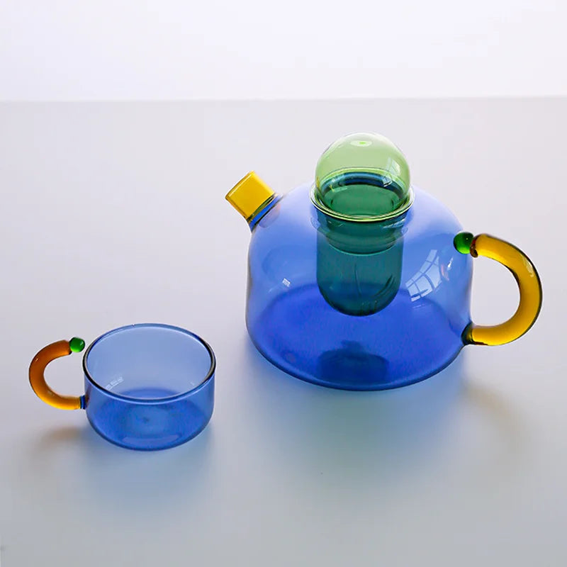Glas-Teeset mit kontrastierenden Farben