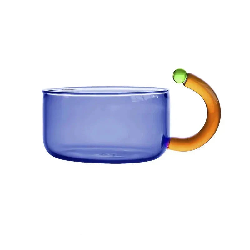 Glas-Teeset mit kontrastierenden Farben