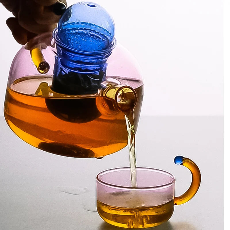 Glas-Teeset mit kontrastierenden Farben