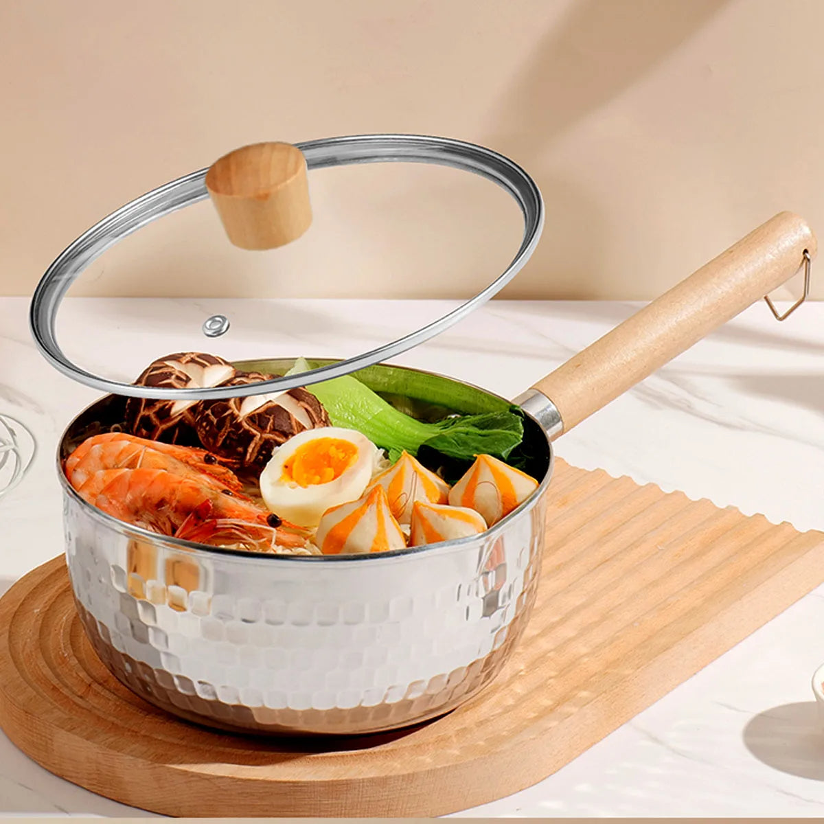 Edelstahl-Milchtopf mit Glasdeckel