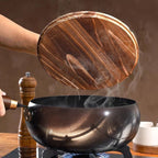 Gusseisenpfanne mit Holzdeckel – Perfekte Wärmespeicherung