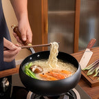 Gusseisenpfanne mit Holzdeckel – Perfekte Wärmespeicherung